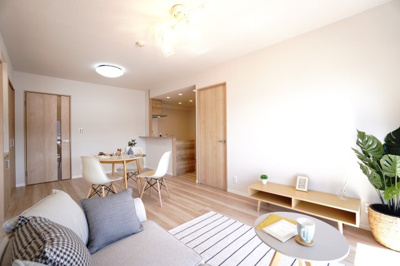 【居間・リビング】 | 【上質リノベ】ナタリーマリナタウンウエストデッキＡ棟 | 室内（2025年10月24日11：00頃）撮影