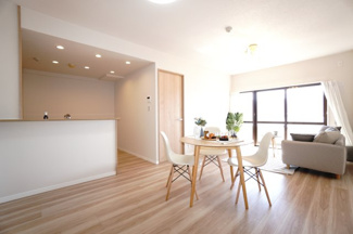 【居間・リビング】 | 【上質リノベ】ナタリーマリナタウンウエストデッキＡ棟 | 室内（2025年10月24日11：00頃）撮影