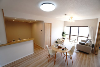 【居間・リビング】 | 【上質リノベ】ナタリーマリナタウンウエストデッキＡ棟 | 室内（2025年10月24日11：00頃）撮影