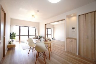 【居間・リビング】 | 【上質リノベ】ナタリーマリナタウンウエストデッキＡ棟 | 室内（2025年10月24日11：00頃）撮影