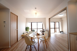 【居間・リビング】 | 【上質リノベ】ナタリーマリナタウンウエストデッキＡ棟 | 室内（2025年10月24日11：00頃）撮影