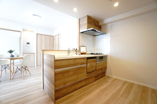 【キッチン】 | 【上質リノベ】ナタリーマリナタウンウエストデッキＡ棟 | 【キッチンスペース】
今回のキッチンは料理をすることが楽しみになる心地よさで
家族みんなが使いたくなるようなワクワクいたします。
また、リビングから手元が見えないように配慮されたデザインも嬉しい♪