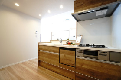 【キッチン】 | 【上質リノベ】ナタリーマリナタウンウエストデッキＡ棟 | ☆キッチンの特徴☆
・クリナップ社製
・アクリストンワークトップ
・浄水器一体型ハンドシャワー水栓
・一度に5人分食器洗い乾燥機
・フラットスリムレンジフード
・換気扇幕板が他の面材と同色