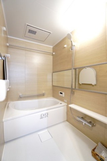 【浴室】 | 【上質リノベ】ナタリーマリナタウンウエストデッキＡ棟 | 【バスルーム】
TOTO社製RWシリーズは
「ゆるリラ浴槽」「カラリ床」で独自の技術によりバスタイムを
よりよく演出してくれます！
更に、浴室暖房乾燥機が標準設備！
お手入れが楽なシステムバスです。