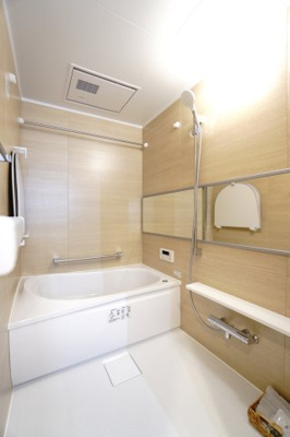 【浴室】 | 【上質リノベ】ナタリーマリナタウンウエストデッキＡ棟 | 【バスルーム】
TOTO社製RWシリーズは
「ゆるリラ浴槽」「カラリ床」で独自の技術によりバスタイムを
よりよく演出してくれます！
更に、浴室暖房乾燥機が標準設備！
お手入れが楽なシステムバスです。