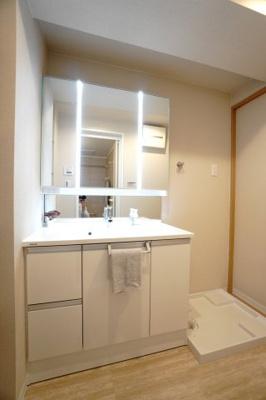 【独立洗面台】 | 【上質リノベ】ナタリーマリナタウンウエストデッキＡ棟 | 【コスメカウンター】
Panasonic社製！
「美ルックツインラインLED照明」は、
従来の照明より自然な肌の色に見える照明。
肌の色味を美しく引き立て、
洗面ボウルも広くメイクの時間をより素敵に。