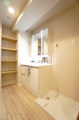 【独立洗面台】 | 【上質リノベ】ナタリーマリナタウンウエストデッキＡ棟 | 【パウダールーム】
装着が楽なワンタッチ式の給水栓！
洗濯機置場はドラム式の洗濯機も入るサイズですが、
お手持ちのサイズが入るか要確認です！
この高さがあれば、リネンラックも付けられますね！