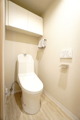 【トイレ】 | 【上質リノベ】ナタリーマリナタウンウエストデッキＡ棟 | 【レストルーム】
TOTO社製！きれいをまもるせいけつトイレ！
お掃除はサッとひとふきで完了！
少ない水で、汚れをしっかり洗い流します。
手洗い機能付きなので、もしもの時も慌てない！
キャビネット付！