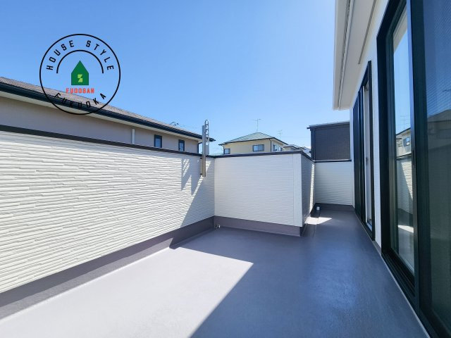 福岡市西区上山門2丁目第2-2棟（1号棟）　のバルコニー|風をしっかりと感じられるバルコニーでは、毎日が洗濯日和です。広々としているので洗濯も楽しくなるでしょうし、気分転換にバルコニーからの眺めを楽しむのもいいでしょう。