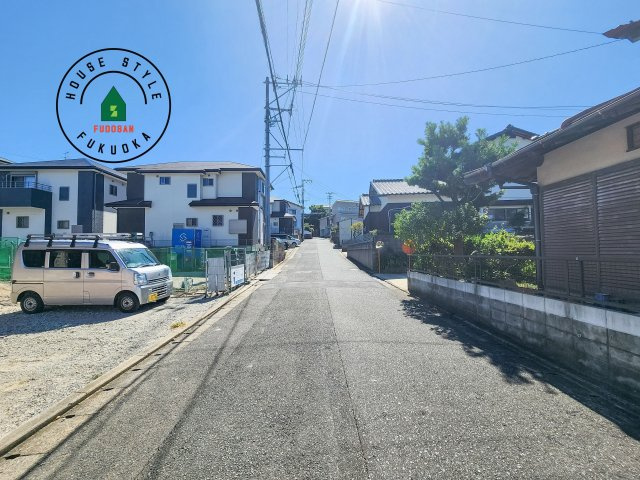 福岡市西区上山門2丁目第2-2棟（1号棟）　の前面道路含む現地写真|前面道路は閑静な住宅地をはしる車通りの少ない道路。お車の出し入れが苦手なママや小さなお子様にも安心ですね。しっかり舗装もされているので、ベビーカーや自転車で通っても快適に通行できます。