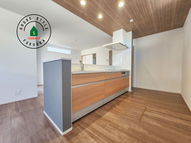 福岡市西区上山門2丁目第2-2棟（1号棟）　のキッチン|ダイニングテーブルへの配膳がラクラク、お料理はかどるカウンター付きシステムキッチン！