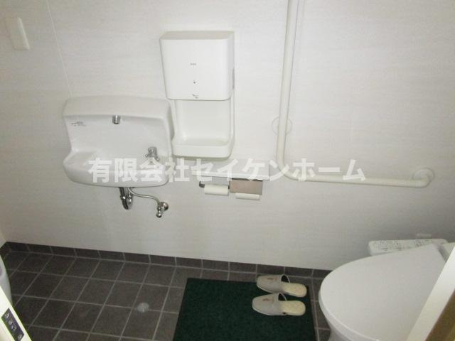 深谷市中瀬　中古店舗併用住宅のトイレ