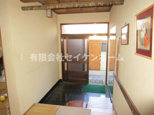 深谷市中瀬　中古店舗併用住宅の玄関