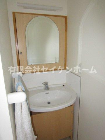 深谷市中瀬　中古店舗併用住宅の独立洗面台