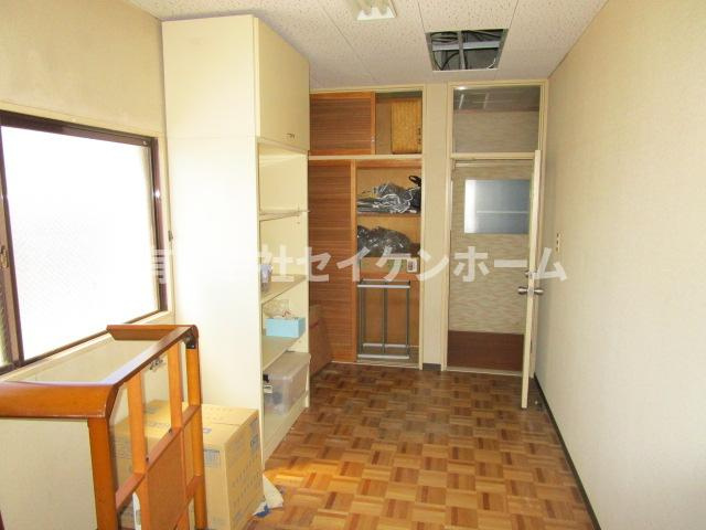 深谷市中瀬　中古店舗併用住宅の洋室