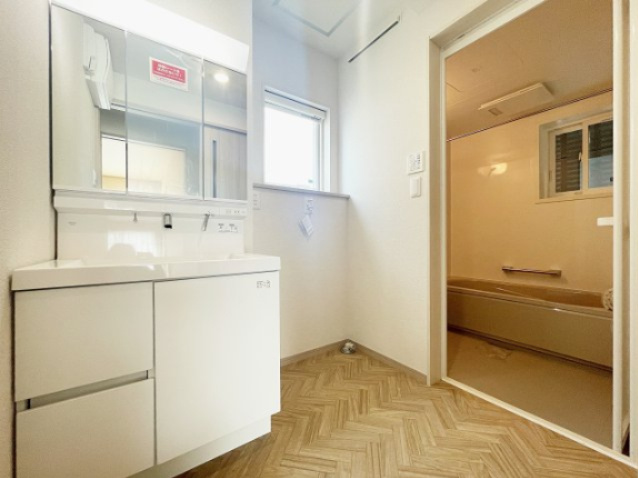 富久山町八山田字東平作　太陽光パネル＋Z空調＋オール電化住宅の独立洗面台|散らかりやすい洗面所も収納たっぷりの三面鏡洗面台でスッキリ！