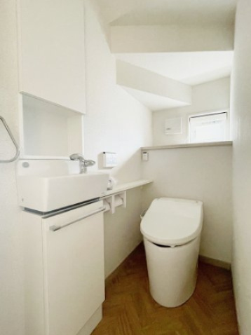富久山町八山田字東平作　太陽光パネル＋Z空調＋オール電化住宅のトイレ|トイレ内に洗面台あり、衛生的！掃除用品などを収納できる収納棚も設置！