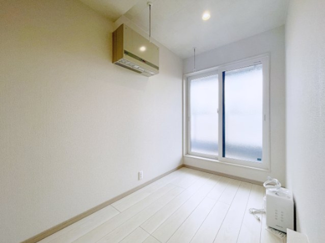 富久山町八山田字東平作　太陽光パネル＋Z空調＋オール電化住宅のランドリースペース|階段を上がった先には室内星が叶う室内物干し完備。居室を通らずにプライベートを守れます。