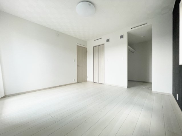 富久山町八山田字東平作　太陽光パネル＋Z空調＋オール電化住宅の洋室|8帖の主寝室はWIC,納戸付きでたっぷり収納可能！落ち着いた雰囲気のアクセントクロスもおしゃれ♪