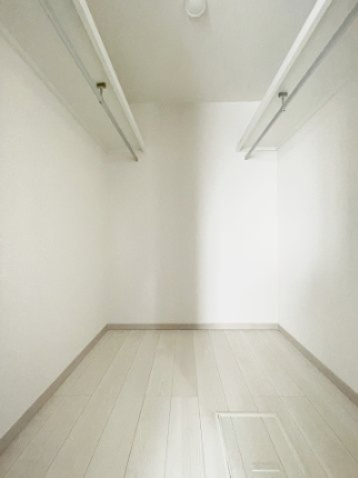 富久山町八山田字東平作　太陽光パネル＋Z空調＋オール電化住宅の収納|両側にハンガーパイプがあることで床に直置きせず、空中収納が叶います。