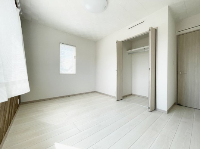 富久山町八山田字東平作　太陽光パネル＋Z空調＋オール電化住宅の洋室|2階全室2面採光で陽当たり良好♪ウッド感のあるクロスで落ち着いた雰囲気。