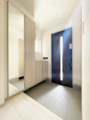 富久山町八山田字東平作　太陽光パネル＋Z空調＋オール電化住宅の玄関|全身鏡付きシューズボックスで外出前のの身だしなみチェックもばっちり！