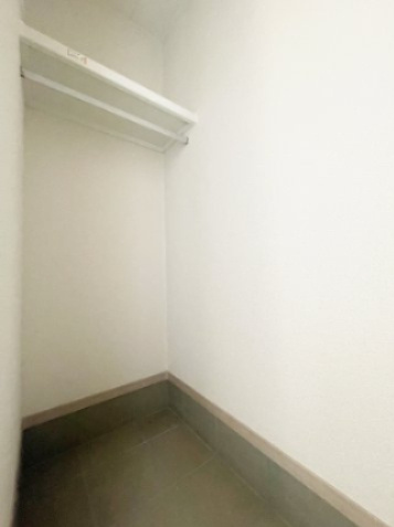 富久山町八山田字東平作　太陽光パネル＋Z空調＋オール電化住宅の玄関|ハンガーパイプ付きの土間収納。お子様のベビーカーや三輪車なども室内にしまえます。