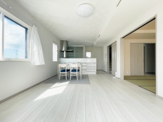 富久山町八山田字東平作　太陽光パネル＋Z空調＋オール電化住宅の居間・リビング|白を基調としたリビングダイニングは南東向きで陽当たり良好です。