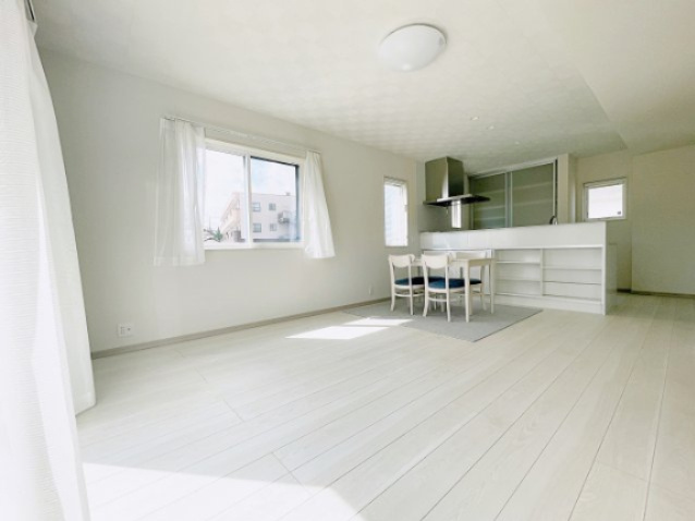 富久山町八山田字東平作　太陽光パネル＋Z空調＋オール電化住宅の居間・リビング|複層ガラスを使用することで冬は暖かさを保ち、夏は外の熱気を遮ります。