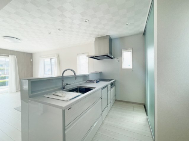 富久山町八山田字東平作　太陽光パネル＋Z空調＋オール電化住宅のキッチン|対面式のキッチンからはリビングを見渡せ、会話を楽しみながら家事ができます。