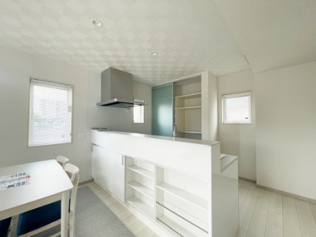 富久山町八山田字東平作　太陽光パネル＋Z空調＋オール電化住宅のキッチン|備え付けの食器棚はすりガラスの扉で生活感を隠せます。