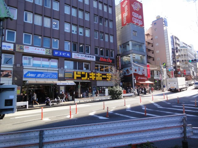 新宿区高田馬場３丁目のアパートの周辺|ドンドンドン、ドンキー、ドンキ、ホーテー。駅前にあります。