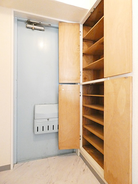 扶桑ハイツ１の玄関|収納もある玄関です