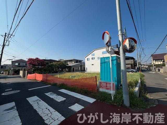 藤沢市本鵠沼２丁目　売地　全２区画の前面道路含む現地写真|現地外観