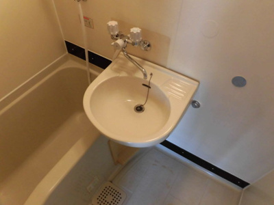 【洗面所】 | エクセレント上新6 | 鏡付きの洗面台です。