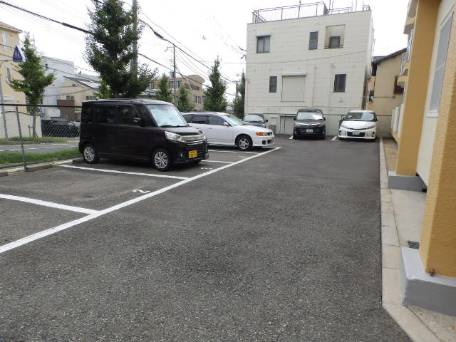 ハイツ高井の駐車場