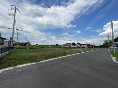 【前面道路含む現地写真】 | 【中久喜第1期　現地外観】
※令和7年8月時点