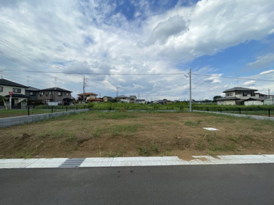 【前面道路含む現地写真】 | 【中久喜第1期　現地外観】
※令和7年8月時点