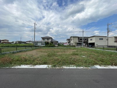 【前面道路含む現地写真】 | 【中久喜第1期　現地外観】
※令和7年8月時点