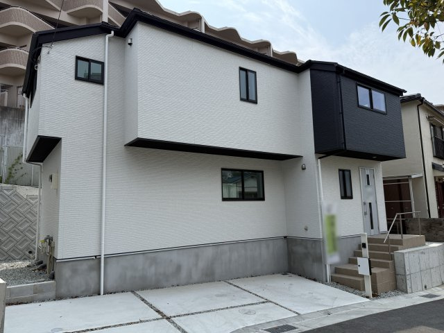 垂水区歌敷山4丁目②号棟　中古戸建の前面道路含む現地写真