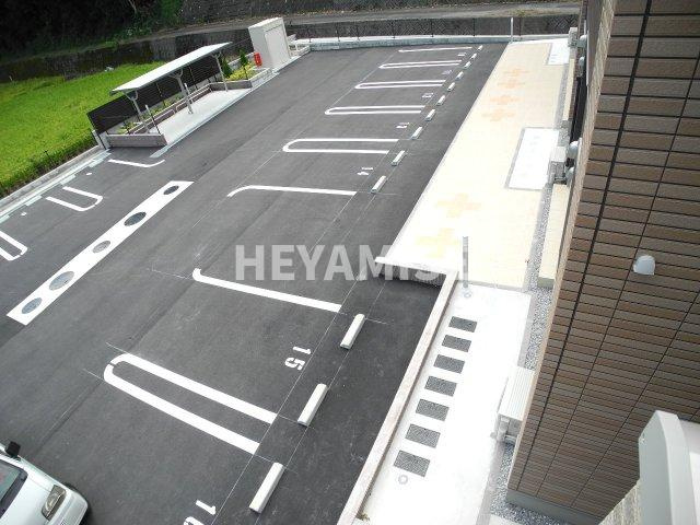 シャルマン　アースリーBの駐車場