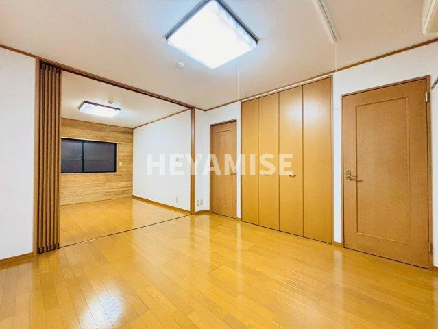 八幡山崎ビルの洋室