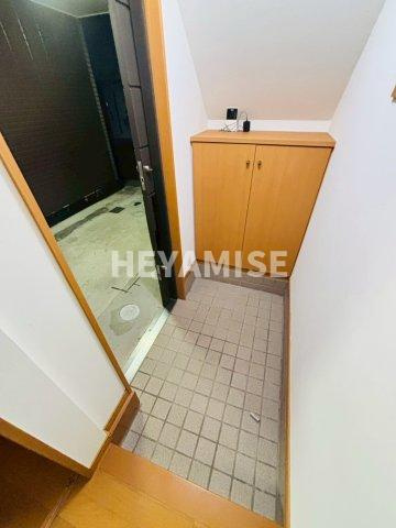 八幡山崎ビルの玄関