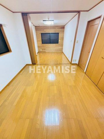 八幡山崎ビルの居間・リビング