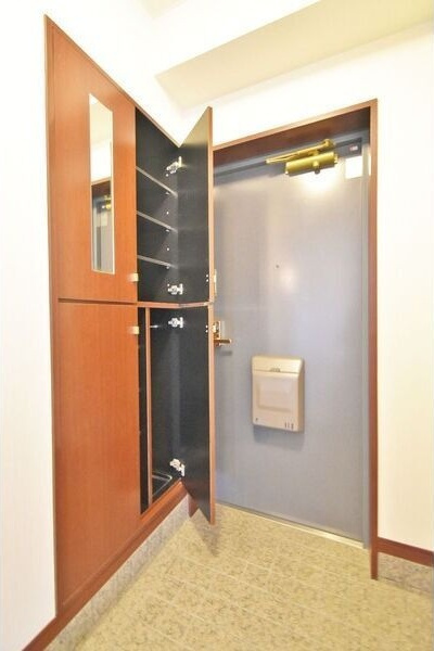 ネスト三吉の玄関