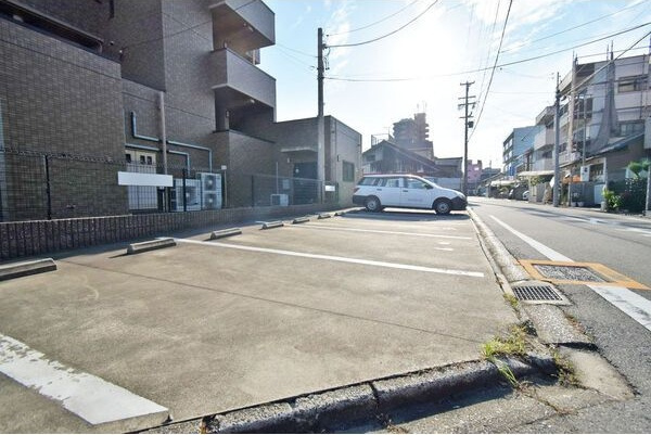 ネスト三吉の駐車場