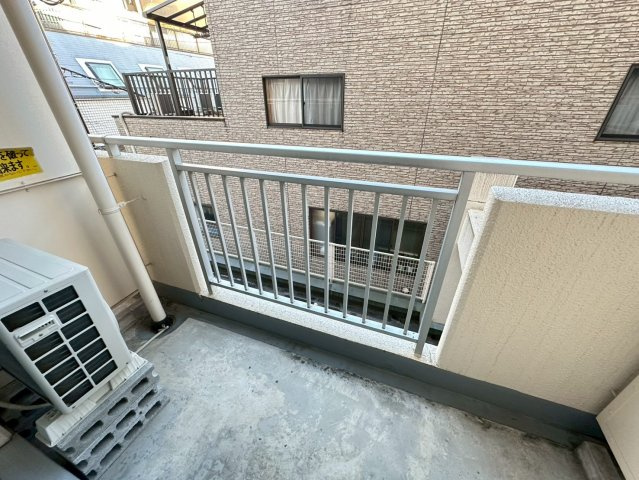 小松屋ビルのバルコニー