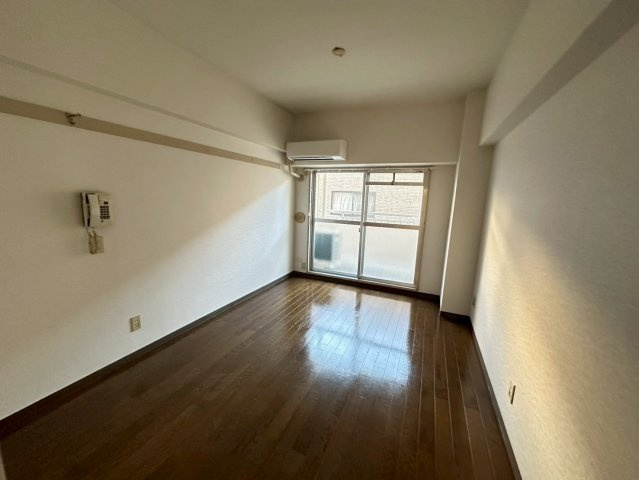 小松屋ビルの洋室