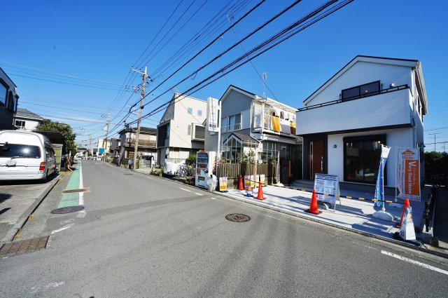 【横浜市瀬谷区阿久和西2丁目37-12新築戸建て】★仲介手数料無料★（原小学校・原中学校）の前面道路含む現地写真