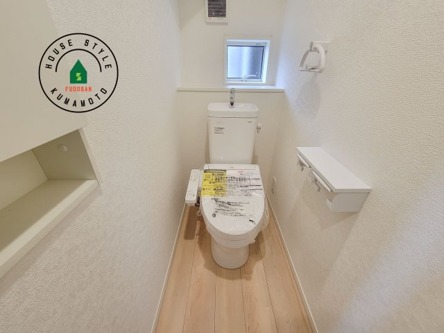 熊本市北区清水東町第2-2棟（1号棟）の内観：施工例|トイレ・ウォシュレット付。快適で衛生的な洗浄機能付温水シャワートイレです。収納や手すりもついてます。